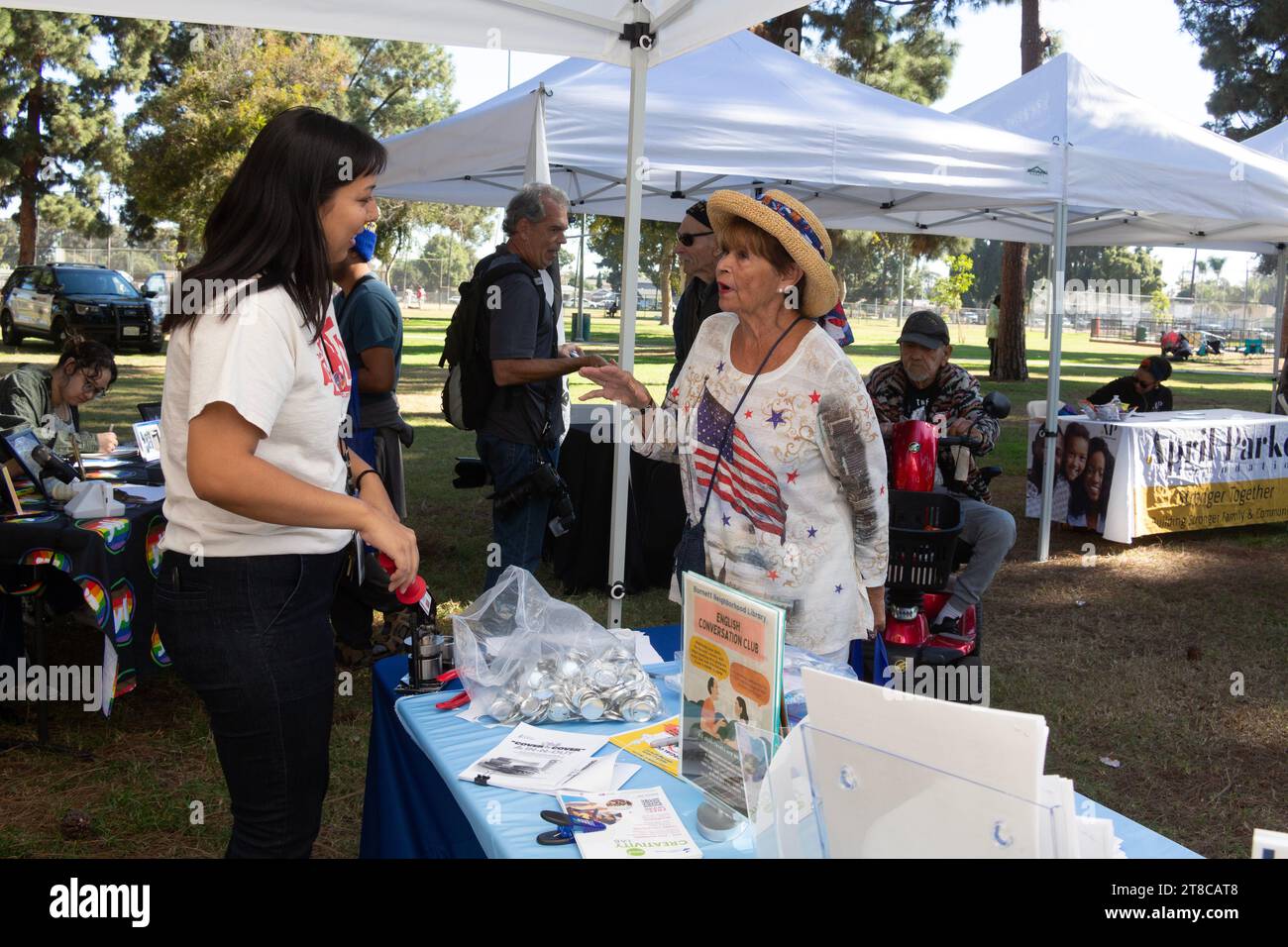 Fiera delle risorse alla Long Beach Veterans Day Celebration Foto Stock