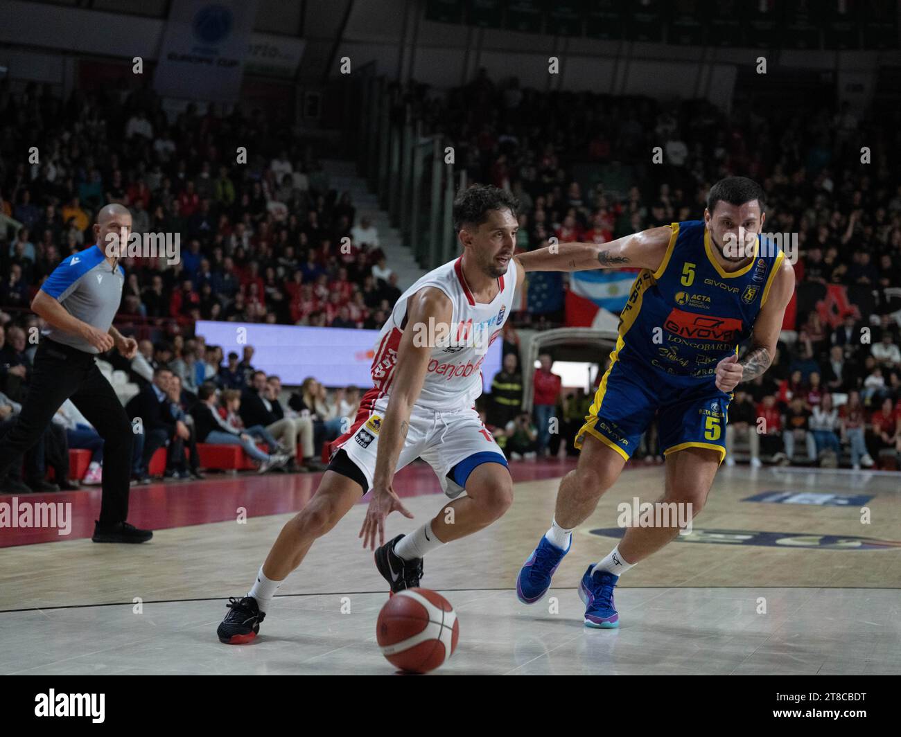 Varese, Italia. 19 novembre 2023. 11 Davide Moretti Openjobmetis Varese e -5 Alessandro gentile Givova Scafati Basket durante la partita del Campionato Italia LBA tra Openjobmetis Varese e Givova Scafati Basket, a Varese, Italia, il 19 novembre 2023 (foto di Fabio Averna/Sipa USA) credito: SIPA USA/Alamy Live News Foto Stock