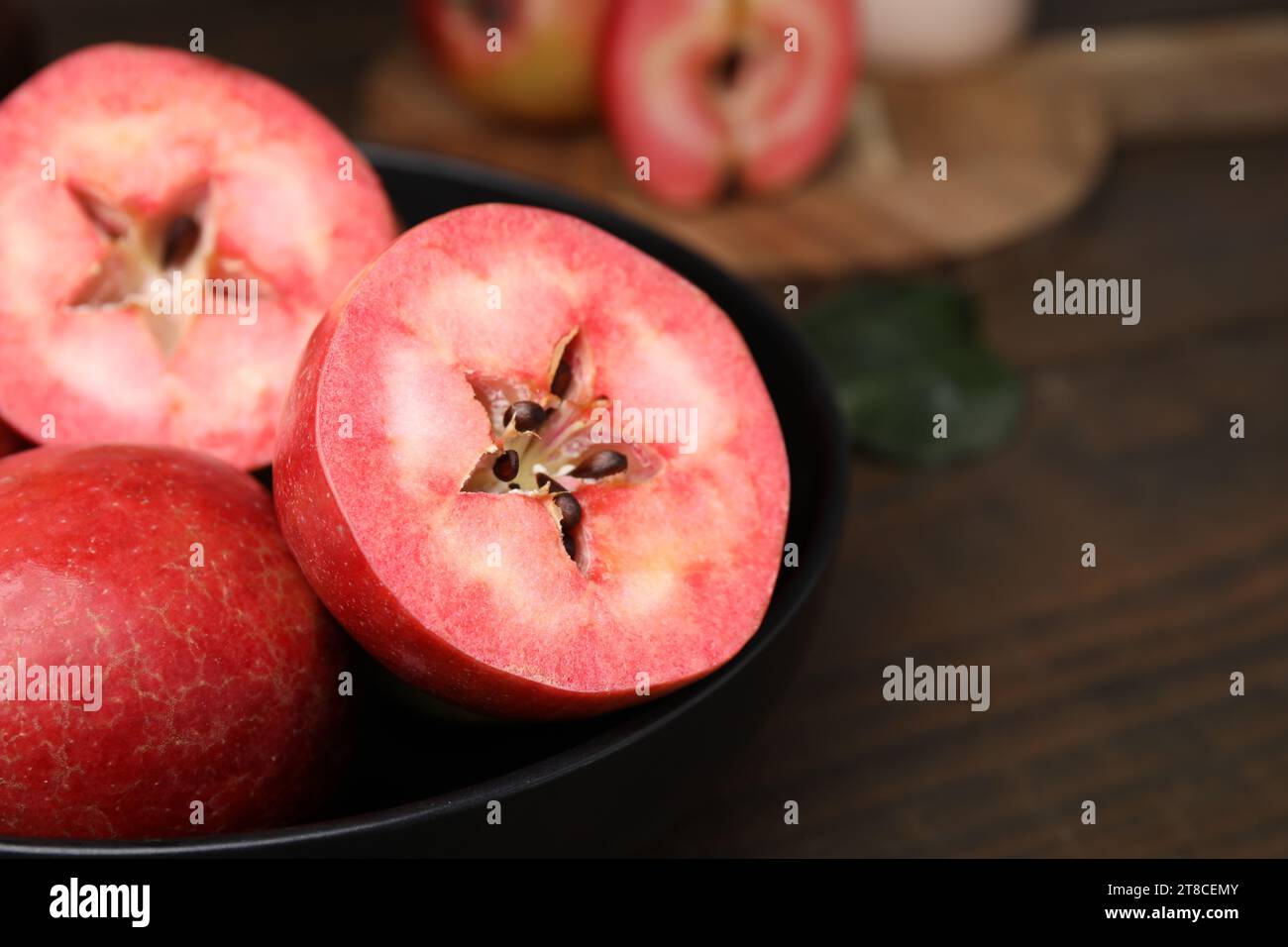 Mele gustose con polpa rossa su tavola di legno, primo piano. Spazio per il testo Foto Stock