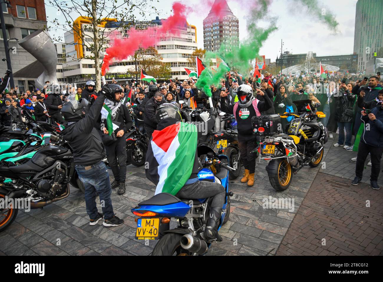 Rotterdam, Paesi Bassi, 19 novembre 2023. Migliaia di persone si sono riunite nel centro di Rotterdam per protestare contro la guerra a Gaza.Credit:Pmvfoto/Alamy Live News Foto Stock