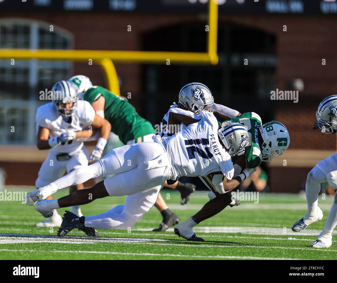 18 novembre 2023: Il giovane della Rice University Josh Pearcy (12) affronta UNC - Charlotte Sophomore Hahsaun Wilson (38). Partita di football NCAA tra la Rice University e la University of North Carolina-Charlotte, al Jerry Richardson Stadium, Charlotte, North Carolina. David Beach/CSM Foto Stock