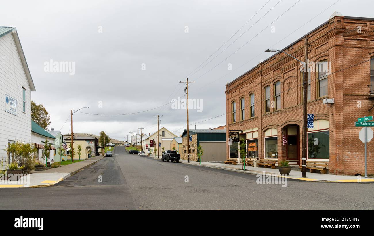 Fossil, OR, USA - 11 ottobre 2023; vista del paesaggio urbano lungo First Street nella città di Fossil dell'Oregon con museo di mattoni Foto Stock