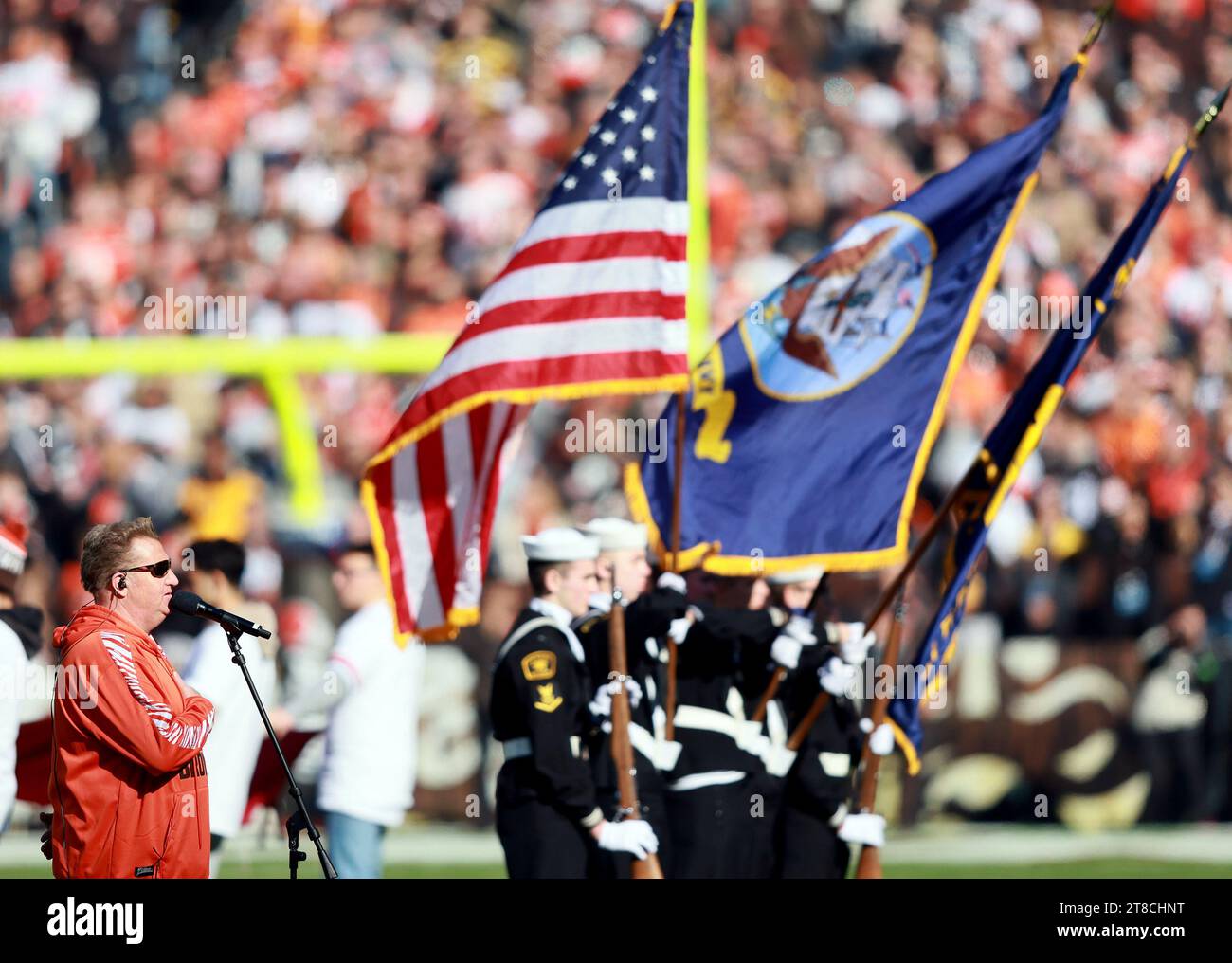 Cleveland, Stati Uniti. 19 novembre 2023. Il cantante dei Rascal Flats, Gary LeVox, canta l'inno nazionale prima dell'inizio della gara dei Pittsburgh Steelers contro i Cleveland Browns a Cleveland, Ohio Sunday, 19 novembre 2023. Foto di Aaron Josefczyk/UPI Credit: UPI/Alamy Live News Foto Stock