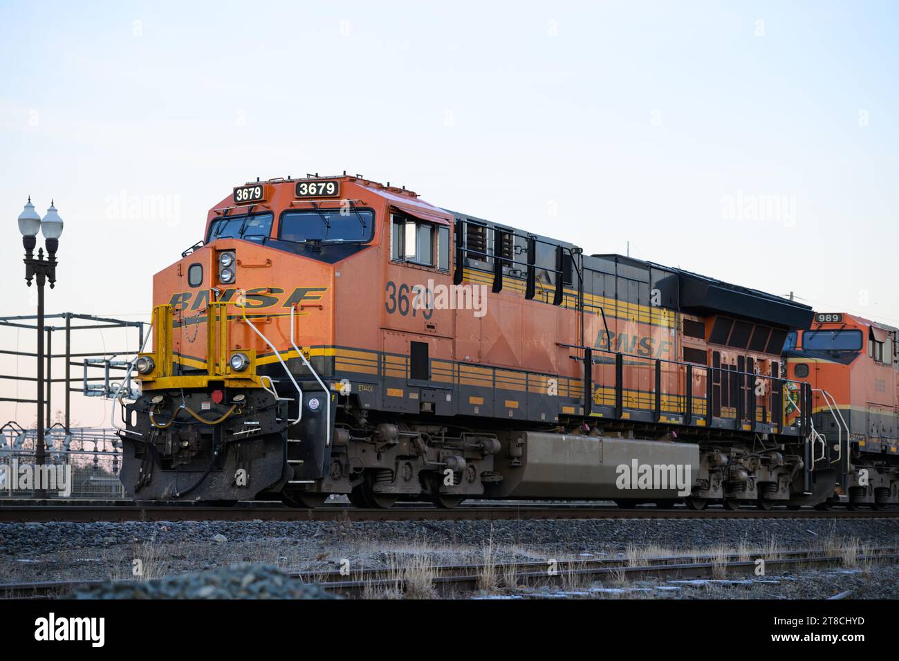 Stanwood, WA, USA - 17 novembre 2023; locomotiva BNSF a capo del treno merci alla luce dell'alba Foto Stock