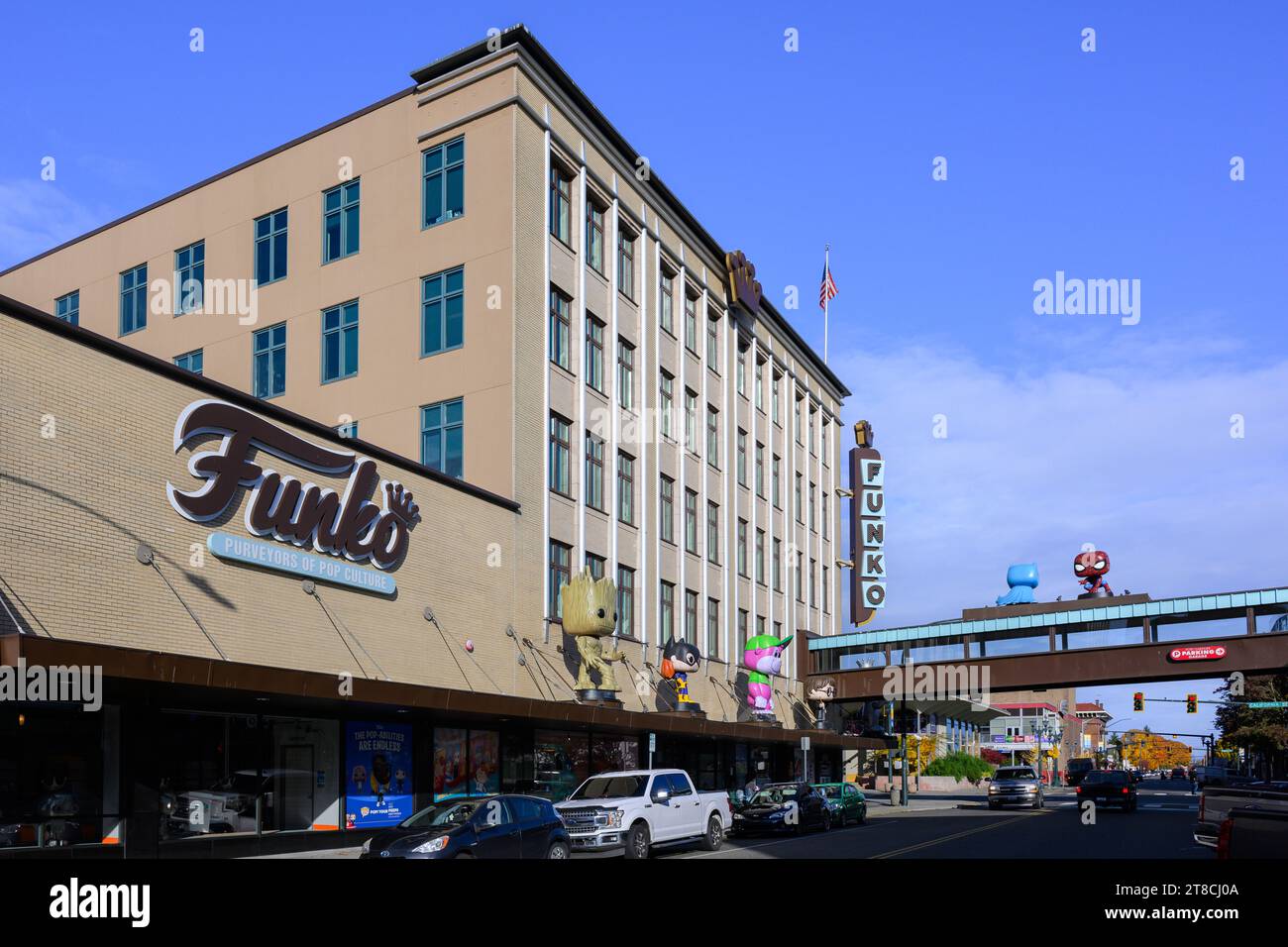 Everett, WA, USA - 8 novembre 2023; facciata e ponte sospeso presso la sede centrale di Funko e il punto vendita a Everett Foto Stock