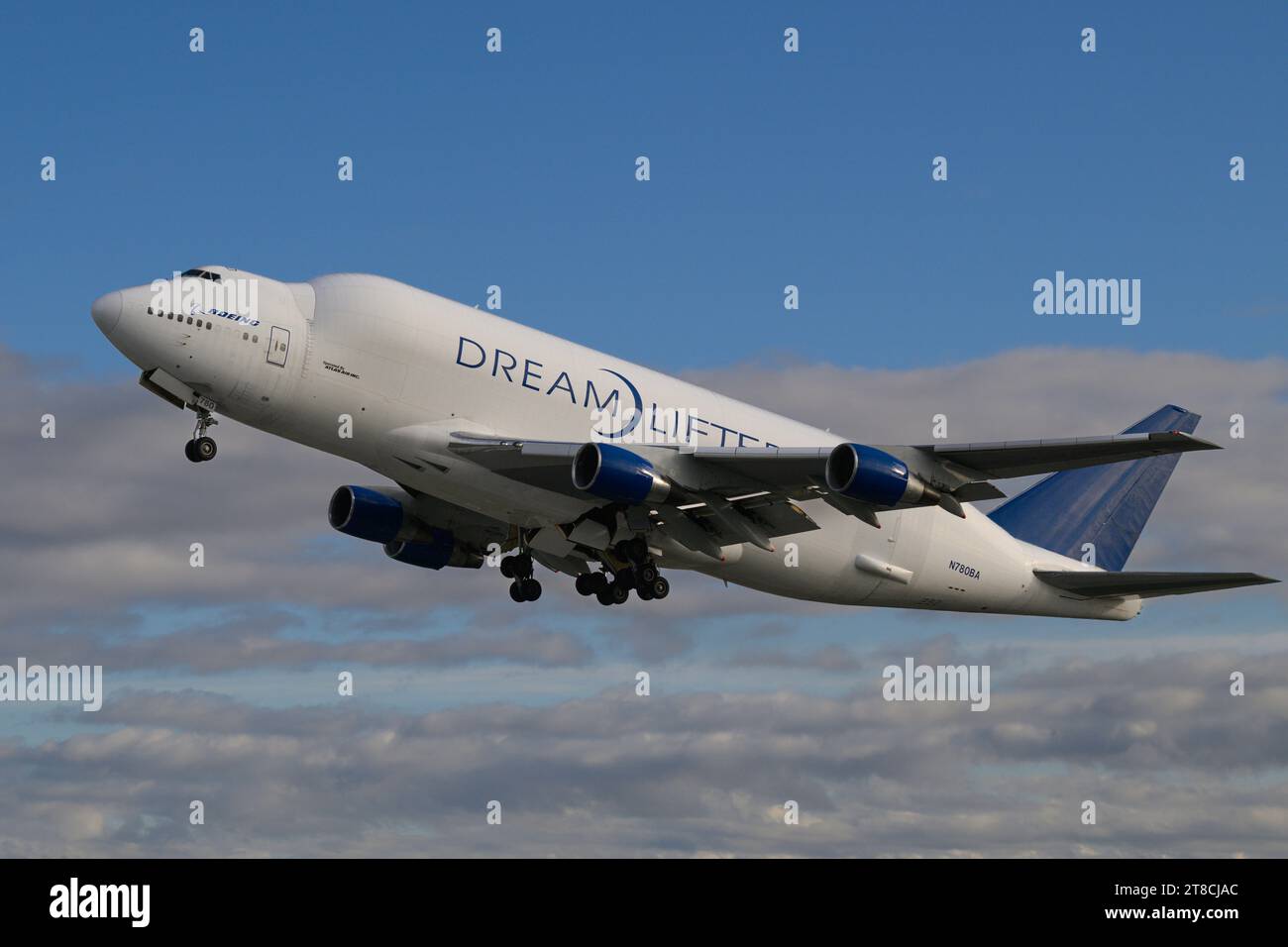 Everett, WA, USA - 13 novembre 2023; Boeing Modified 747 Dreamlifter supply chain Logistics Aircraft operato da Atlas Air decollando in cielo Foto Stock