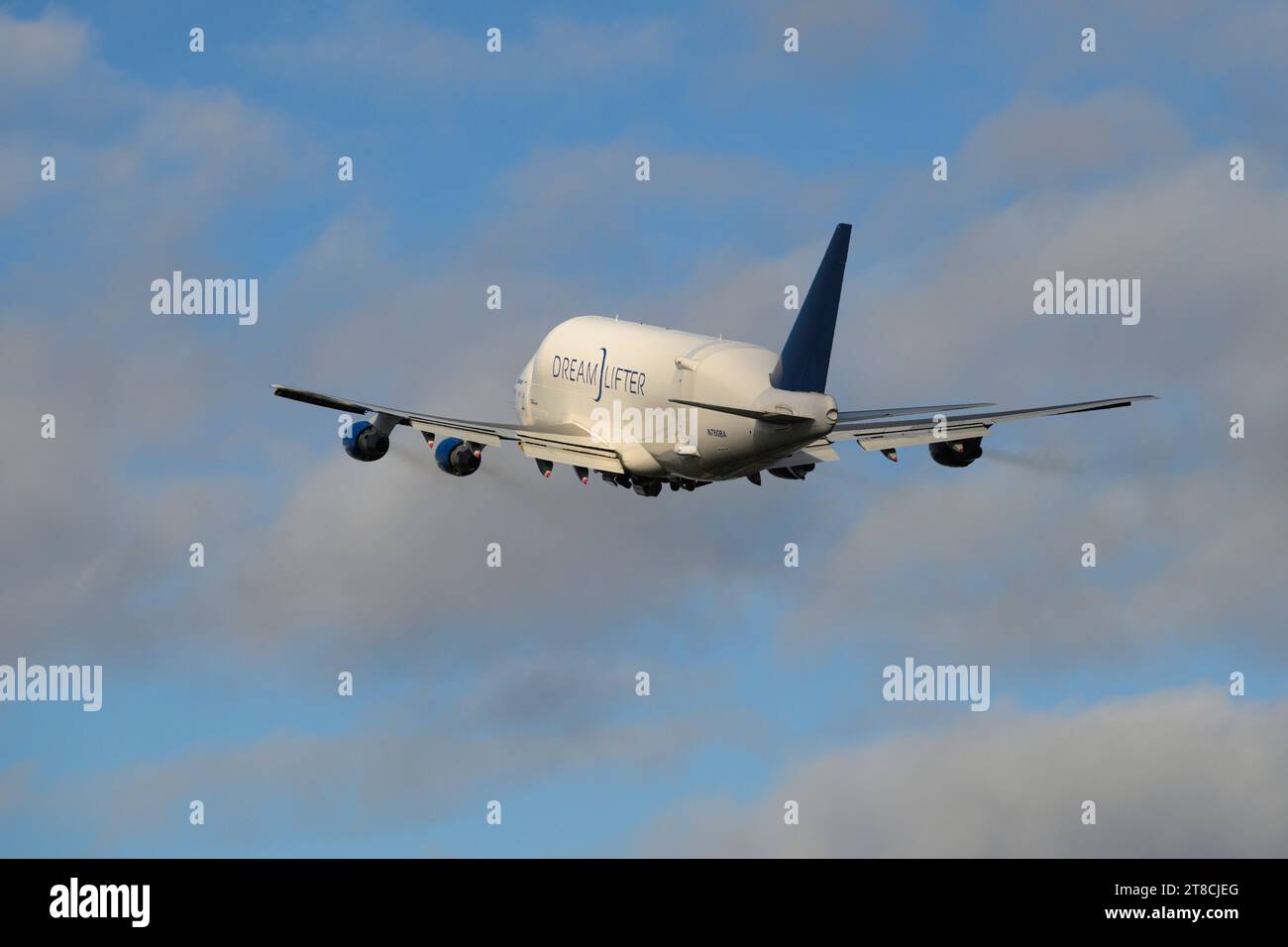 Everett, WA, USA - 13 novembre 2023; Boeing ha modificato 747 Dreamlifter per la logistica della supply chain, aeromobili operati da Atlas Air in partenza Foto Stock