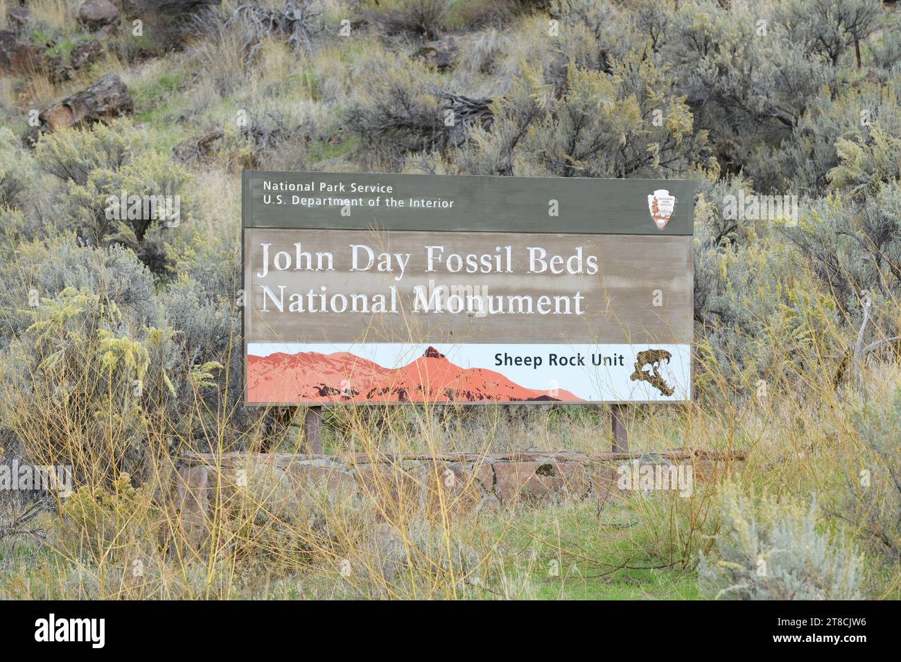 Dayville, OREGON, USA - 12 ottobre 2023; insegna di legno presso l'unità di roccia delle pecore del monumento nazionale John Day Fossil Beds Foto Stock