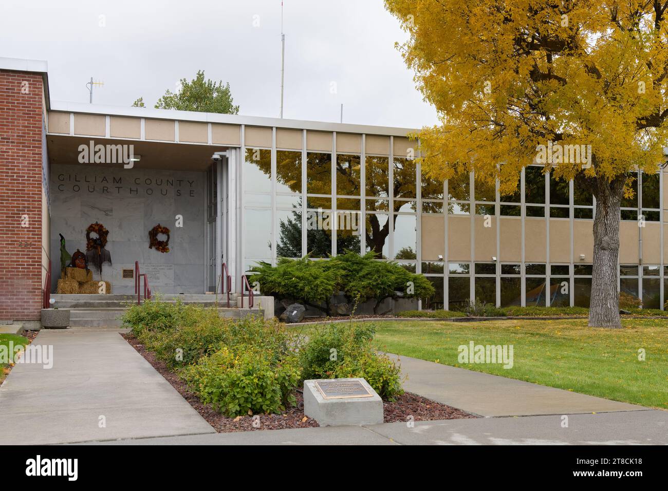Condon, OREGON, USA - 11 ottobre 2023; vista autunnale del tribunale della contea di Gilliam a Condon, Oregon Foto Stock