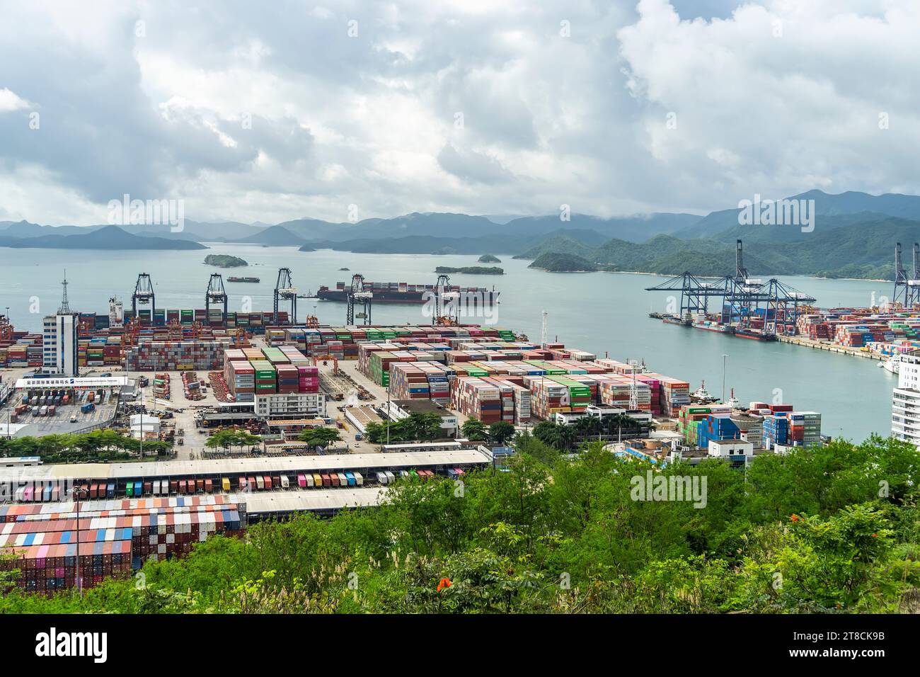 SHENZHEN, CINA - maggio 29 2022: Zona di libero scambio del porto di Yantian, città di Shenzhen, provincia del Guangdong, Cina Foto Stock