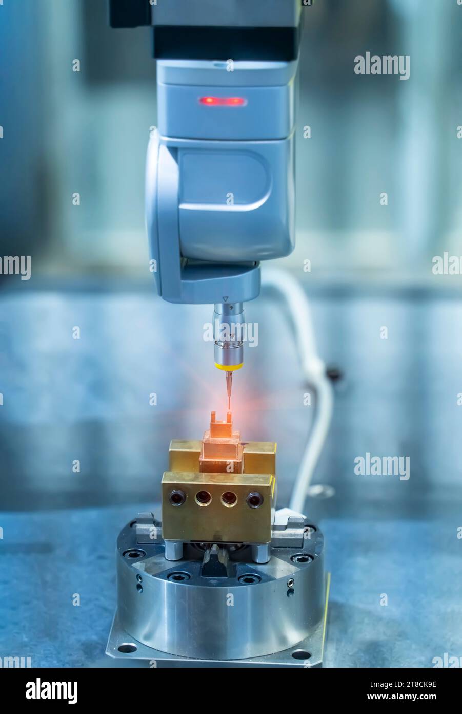 Macchina CNC teste fresatrici nell industria del metallo Foto Stock