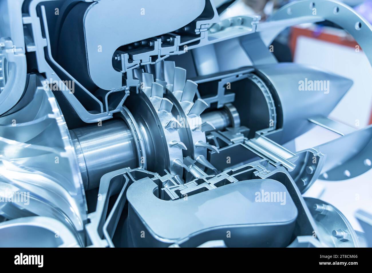 Modello di motore a turbina con sezione longitudinale per lo studio della disposizione delle pale e delle camere di combustione Foto Stock