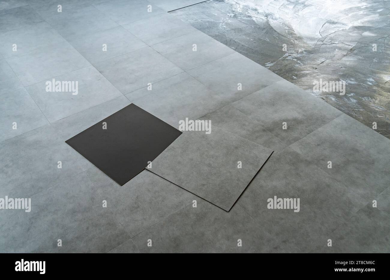 Posa di fogli di linoleum o vinile polimerico per pavimenti. Materiale PVC, set di piastrelle in plastica. Foto Stock