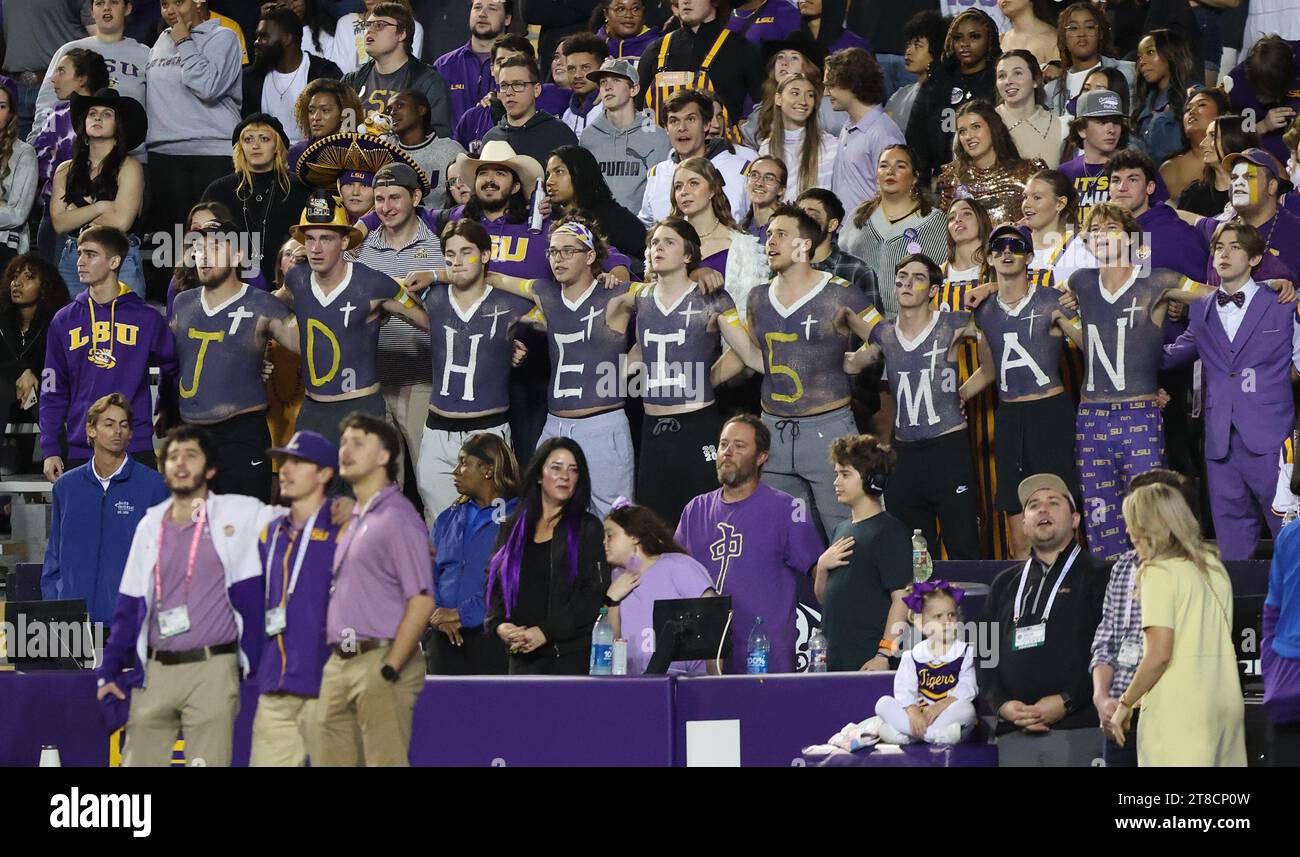 Baton Rouge, USA. 18 novembre 2023. Un gruppo di studenti mostra il loro supporto per il quarterback dei LSU Tigers Jayden Daniels (5) corre per l'Heisman Trophy durante una partita di football al Tiger Stadium di Baton Rouge, Louisiana, sabato 18 novembre 2023. (Foto di Peter G. Forest/Sipa USA) credito: SIPA USA/Alamy Live News Foto Stock