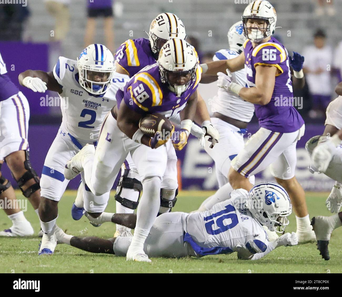 Baton Rouge, USA. 19 novembre 2023. Il running back dei LSU Tigers Kaleb Jackson (28) corse per qualche duro yardage durante una partita di football al Tiger Stadium di Baton Rouge, Louisiana, sabato 18 novembre 2023. (Foto di Peter G. Forest/Sipa USA) credito: SIPA USA/Alamy Live News Foto Stock