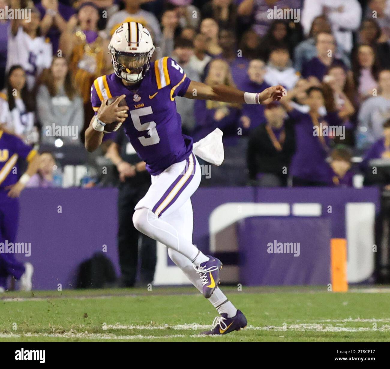 Baton Rouge, USA. 18 novembre 2023. Il quarterback dei LSU Tigers Jayden Daniels (5) fa una posa per l'Heisman Trophy mentre corre per qualche yardage durante una partita di football al Tiger Stadium di Baton Rouge, Louisiana, sabato 18 novembre 2023. (Foto di Peter G. Forest/Sipa USA) credito: SIPA USA/Alamy Live News Foto Stock