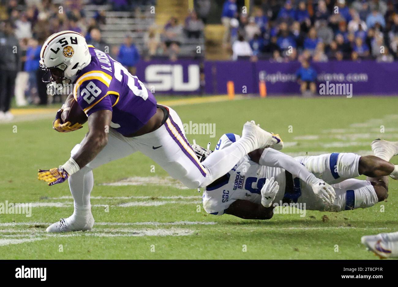 Baton Rouge, USA. 18 novembre 2023. Il running back dei LSU Tigers Kaleb Jackson (28) è scattato dal wide receiver dei Georgia State Panthers Rykem Laney (6) durante una partita di football al Tiger Stadium di Baton Rouge, Louisiana, sabato 18 novembre 2023. (Foto di Peter G. Forest/Sipa USA) credito: SIPA USA/Alamy Live News Foto Stock