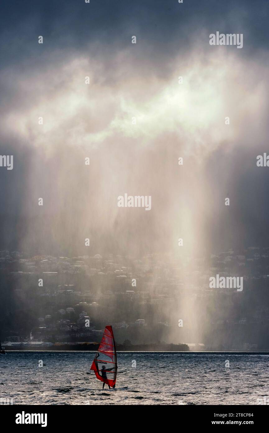 Windsurf in condizioni di pioggia Foto Stock