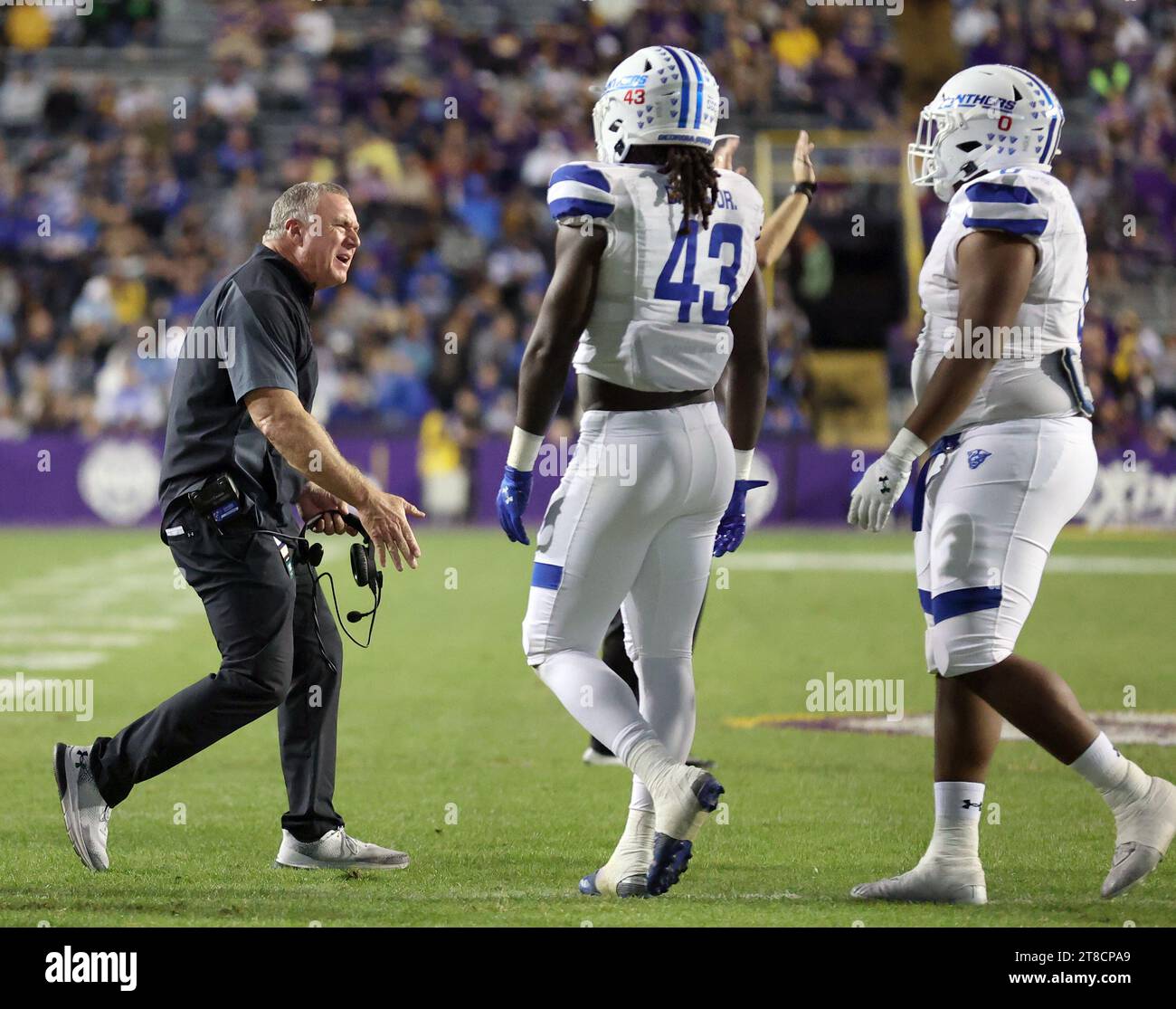 Baton Rouge, USA. 19 novembre 2023. Il capo-allenatore dei Georgia State Panthers Shawn Elliott entra nella sua unità difensiva mentre escono dal campo per un timeout durante una partita di football al Tiger Stadium di Baton Rouge, Louisiana, sabato 18 novembre 2023. (Foto di Peter G. Forest/Sipa USA) credito: SIPA USA/Alamy Live News Foto Stock