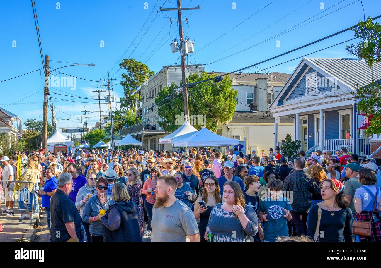 NEW ORLEANS, LOUISIANA, USA - 19 NOVEMBRE 2023: Una folla diversificata su Oak Street al Poboy Festival gratuito Foto Stock