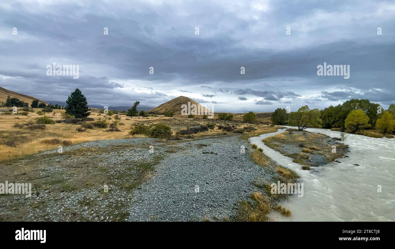 Torrente allagato sulla tortuosa strada di ghiaia tra il lago Tekapo e il lago Pukaki in terreni agricoli rurali Foto Stock