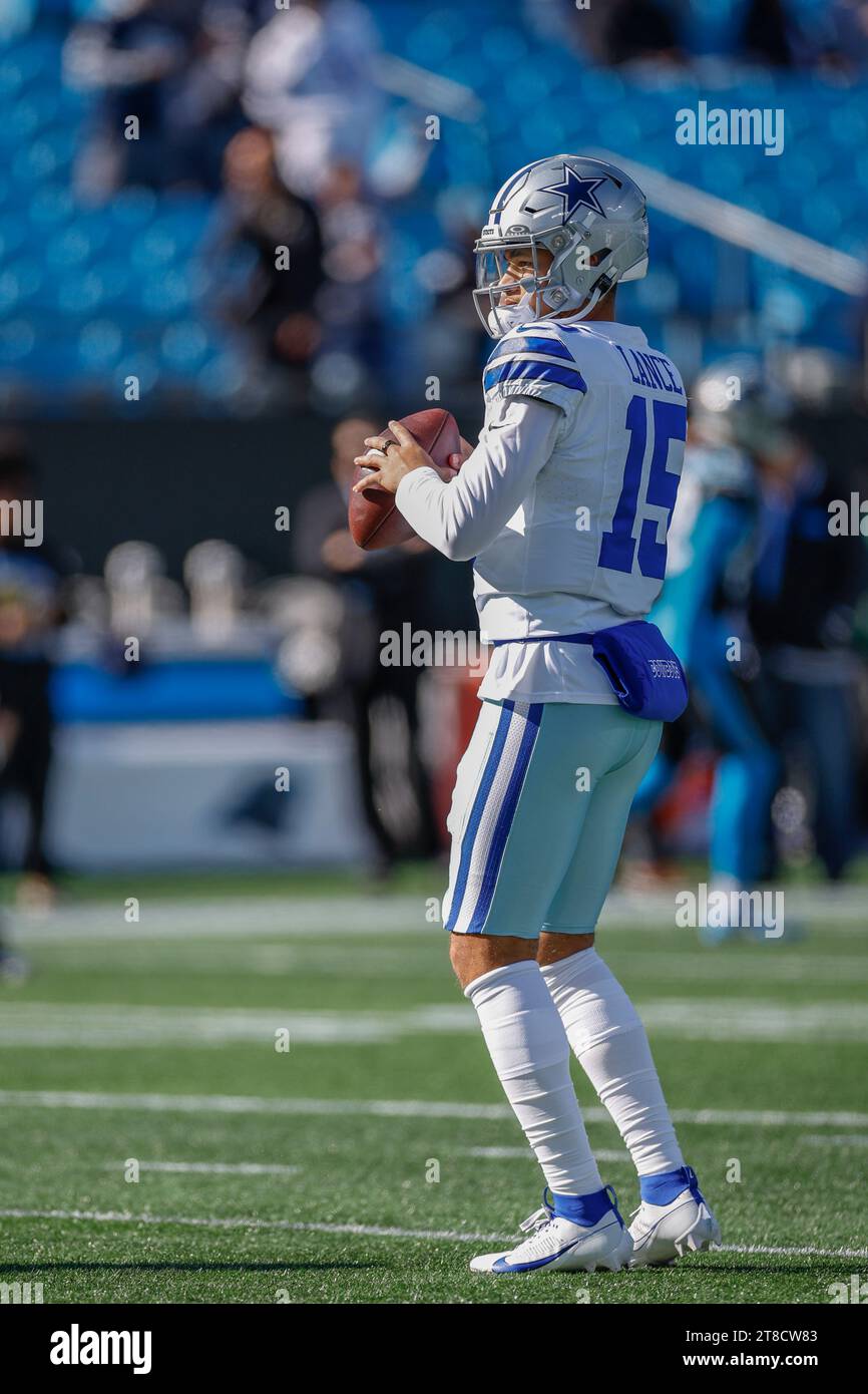 Charlotte, NC USA: Il quarterback dei Dallas Cowboys Trey Lance (15) sembra passare durante il riscaldamento pre-partita prima di una partita NFL contro i Dallas Cowboys a. Foto Stock