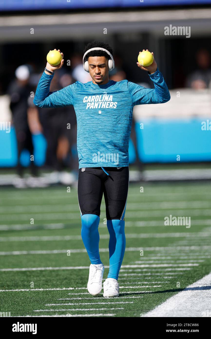 Charlotte, NC USA: Il quarterback dei Carolina Panthers Bryce Young (9) durante il riscaldamento pre-partita prima di una gara della NFL contro i Dallas Cowboys alla Bank of Ame Foto Stock