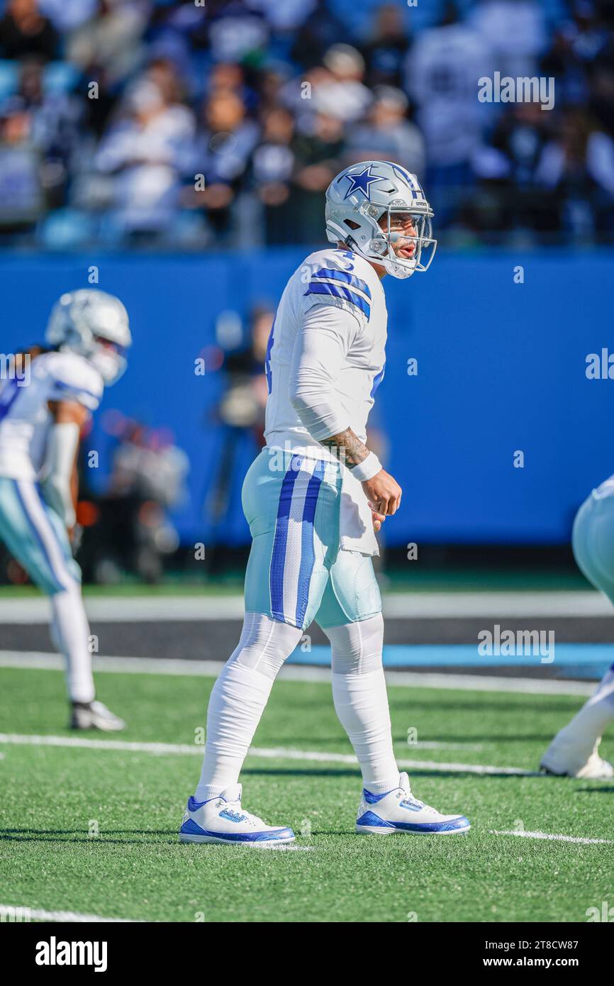 Charlotte, NC USA: Il quarterback dei Dallas Cowboys Dak Prescott (4) torna indietro e chiama la giocata durante una partita della NFL contro i Carolina Panthers a Bank Foto Stock