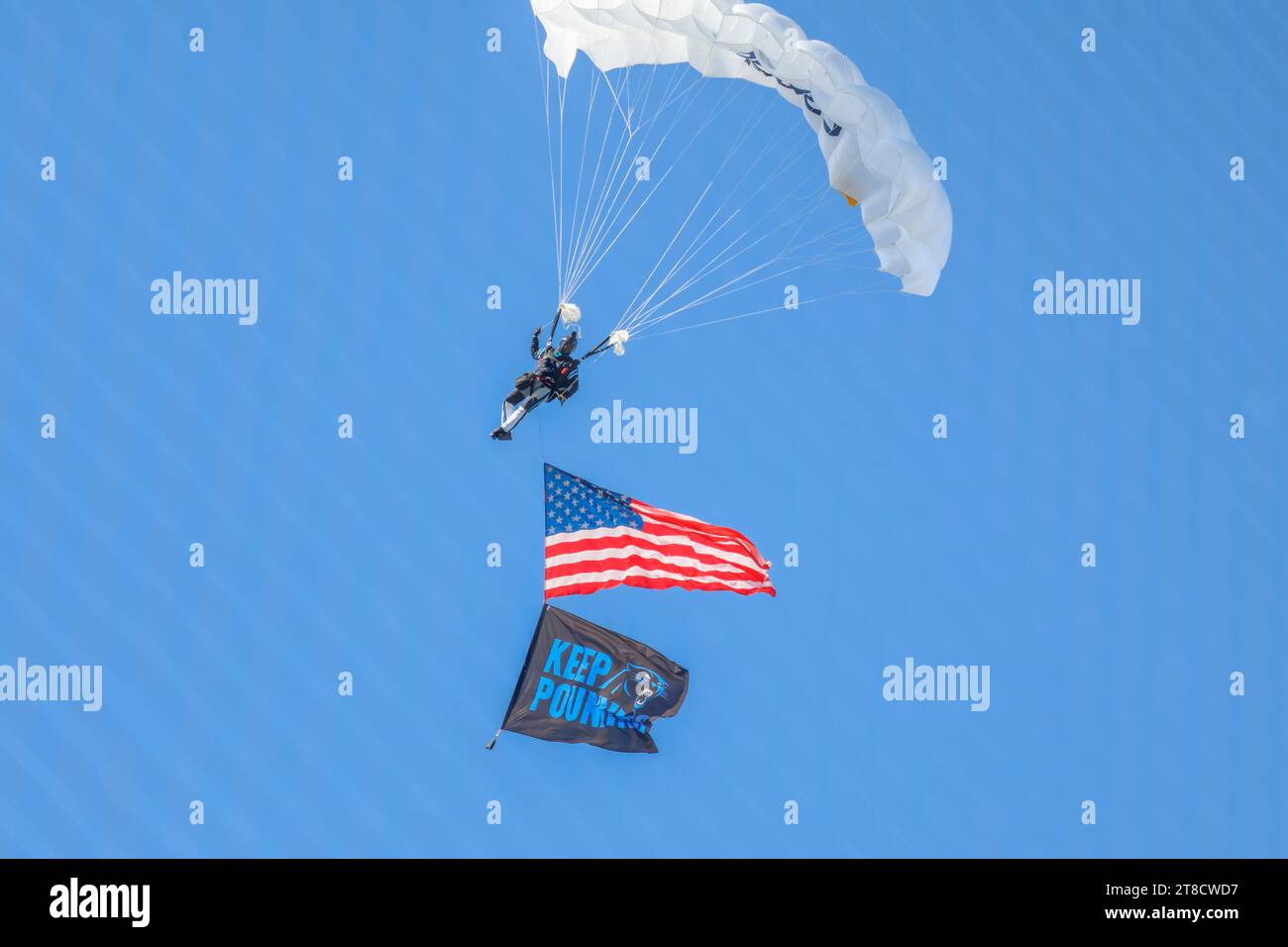 Charlotte, NC USA: Una visione generale di un paracadutista che paracadutizza sul campo prima di una partita NFL tra i Carolina Panthers e i Dallas Cowboys Foto Stock