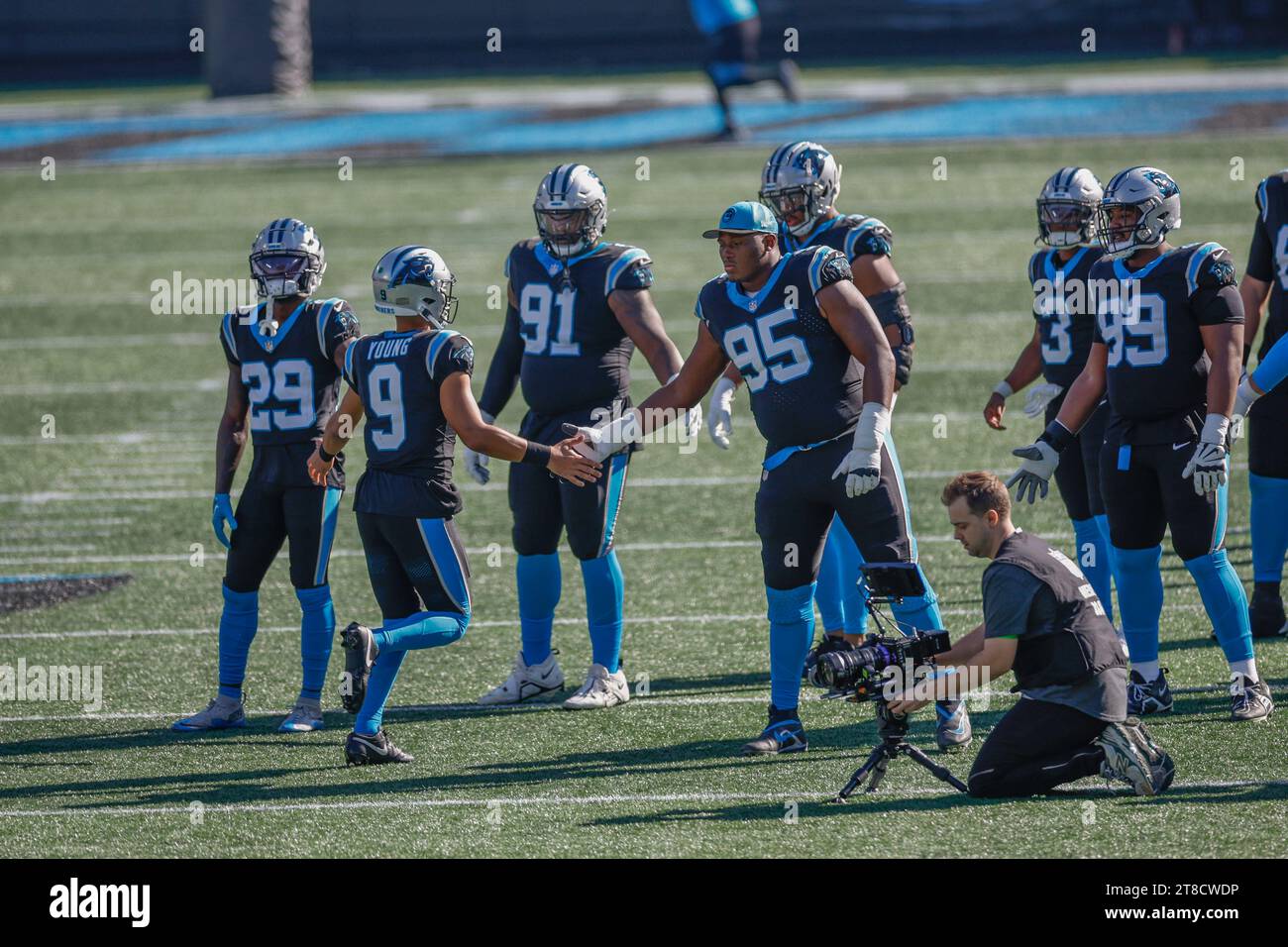 Charlotte, NC USA: Il quarterback dei Carolina Panthers Bryce Young (9) corre sul campo prima di una gara nella NFL contro i Dallas Cowboys alla Bank of Americ Foto Stock