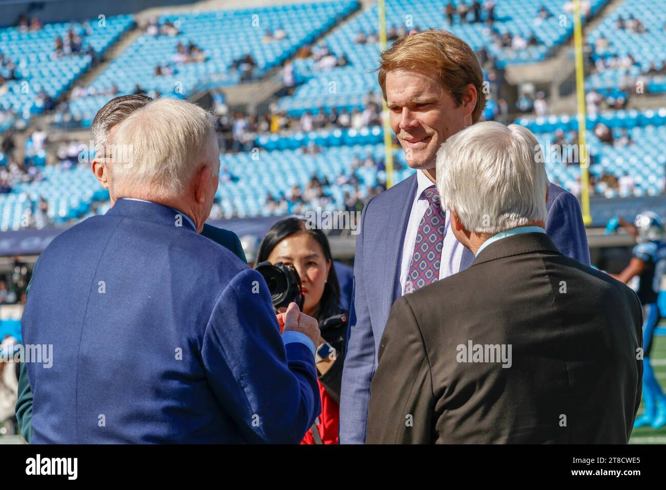 Charlotte, NC USA: L'ex giocatore dei Carolina Panthers e attuale giornalista sportivo Greg Olson parla con l'analista sportivo ed ex allenatore dei Dallas Cowboys Jimmy Foto Stock