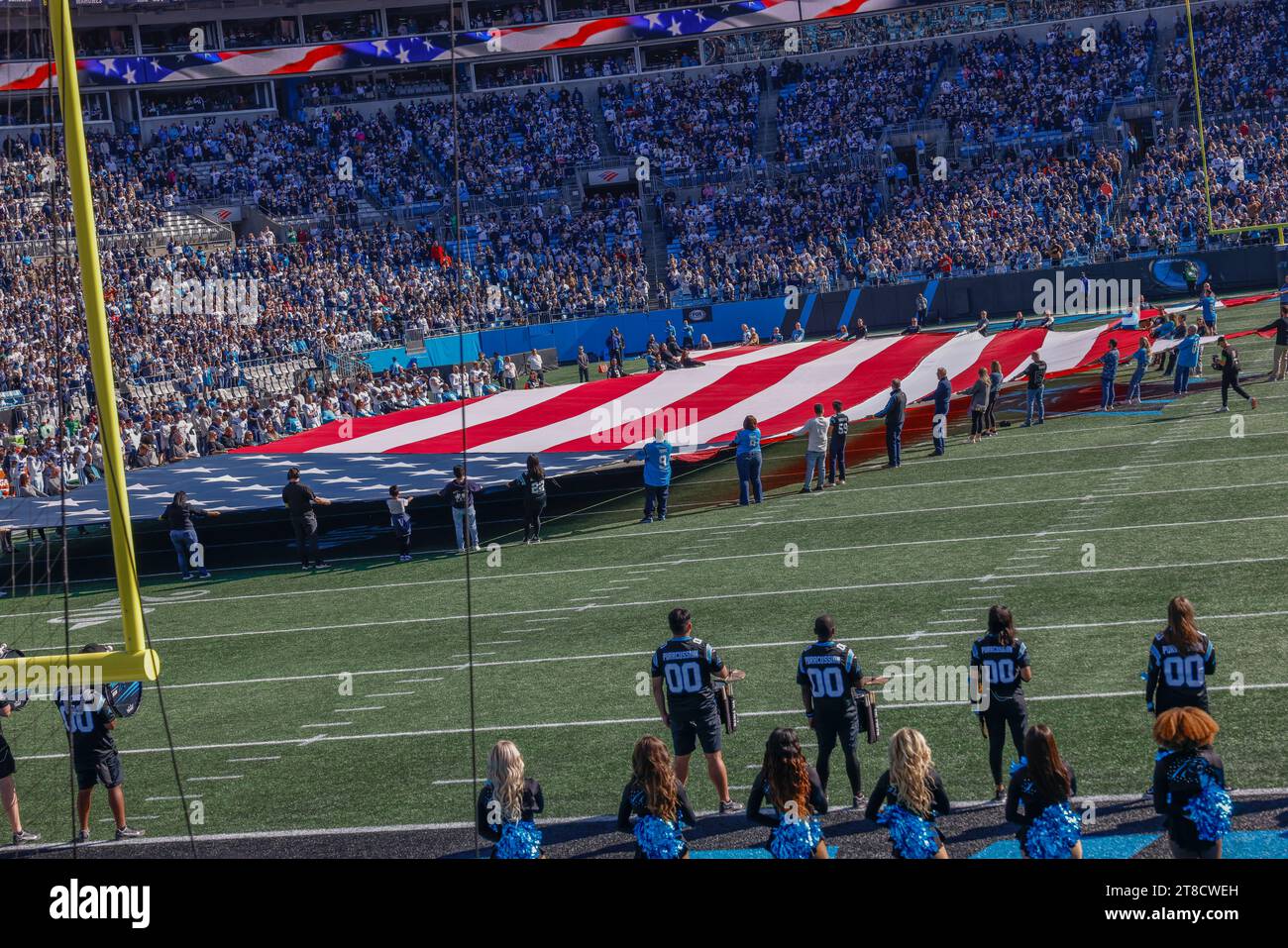 Charlotte, NC USA: Una visione generale della bandiera americana durante l'inno nazionale prima di una partita NFL tra i Carolina Panthers e i Dallas Co Foto Stock