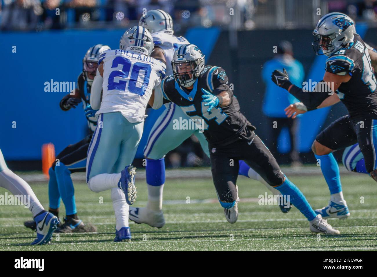 Charlotte, NC USA: Il running back dei Dallas Cowboys Tony Pollard (20) corre con la palla mentre è coperto dal linebacker dei Carolina Panthers Kamu Grugier-Hill (5 Foto Stock