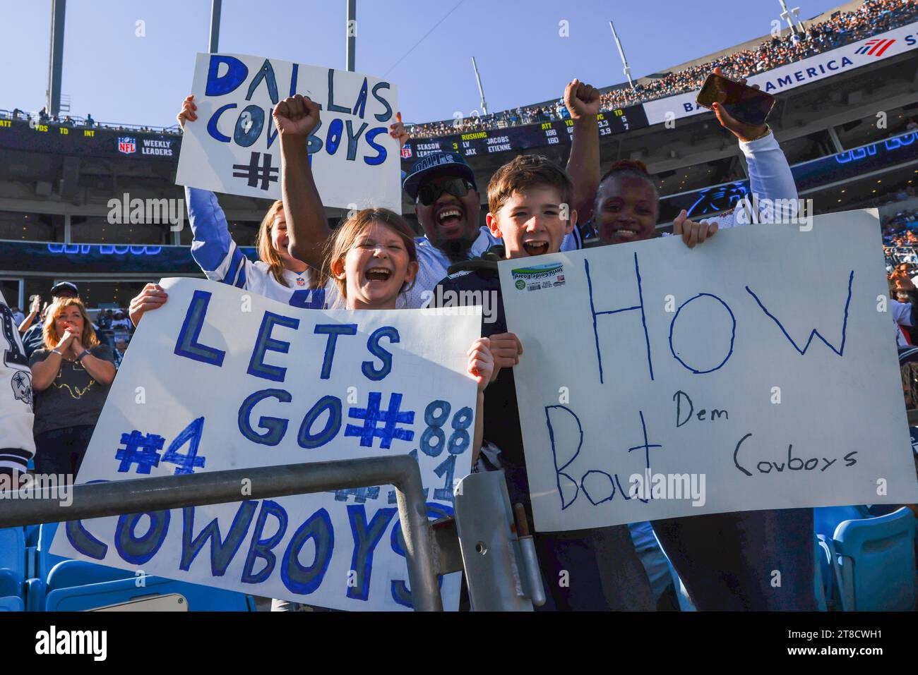 Charlotte, NC USA: I giovani tifosi dei Dallas Cowboys fanno il tifo per la loro squadra durante una partita della NFL contro i Carolina Panthers al Bank of America Stadium, domenica Foto Stock