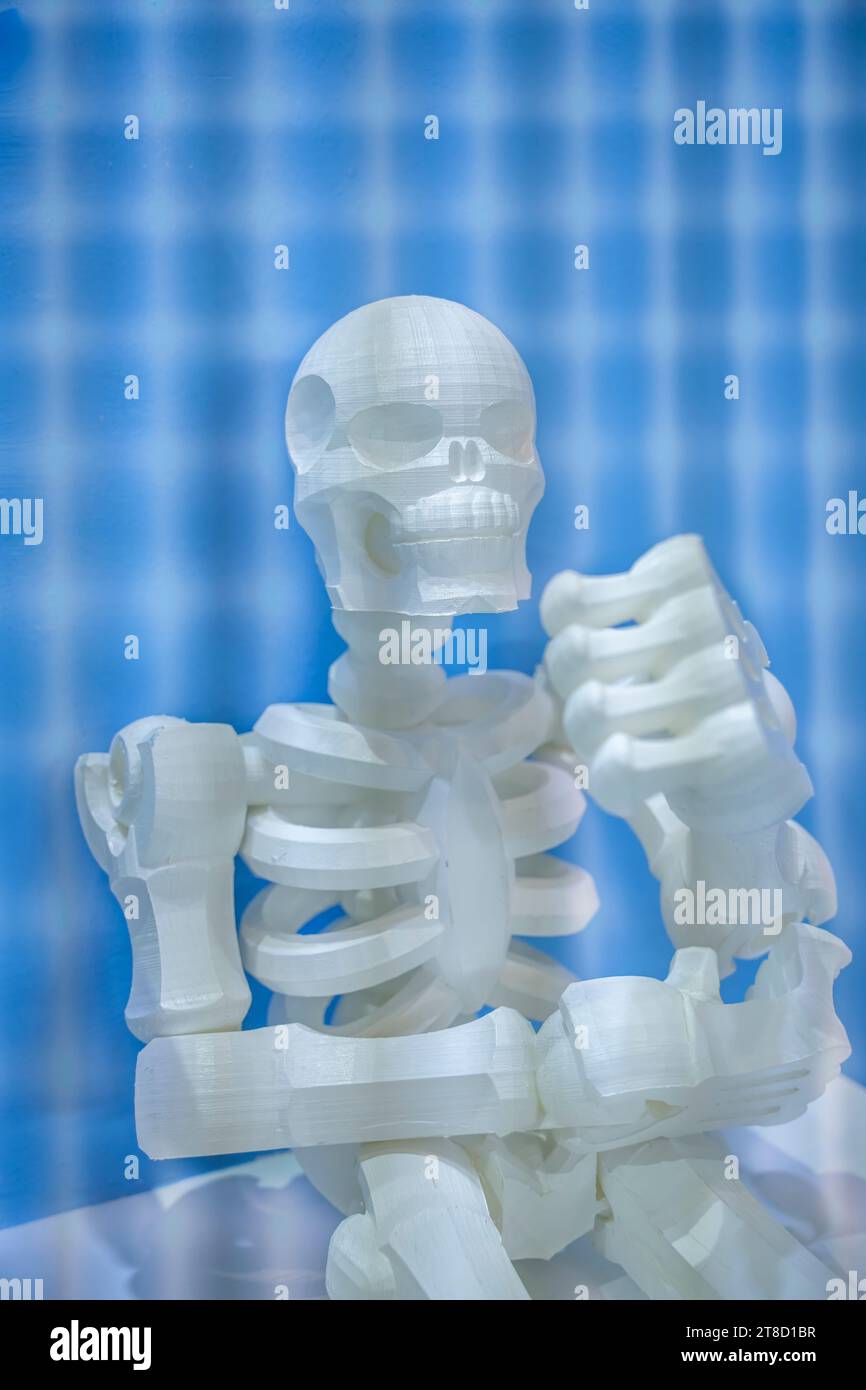 Modello stampato su stampante 3d sotto forma di scheletro, tecnologie additive e concept futuristico Foto Stock