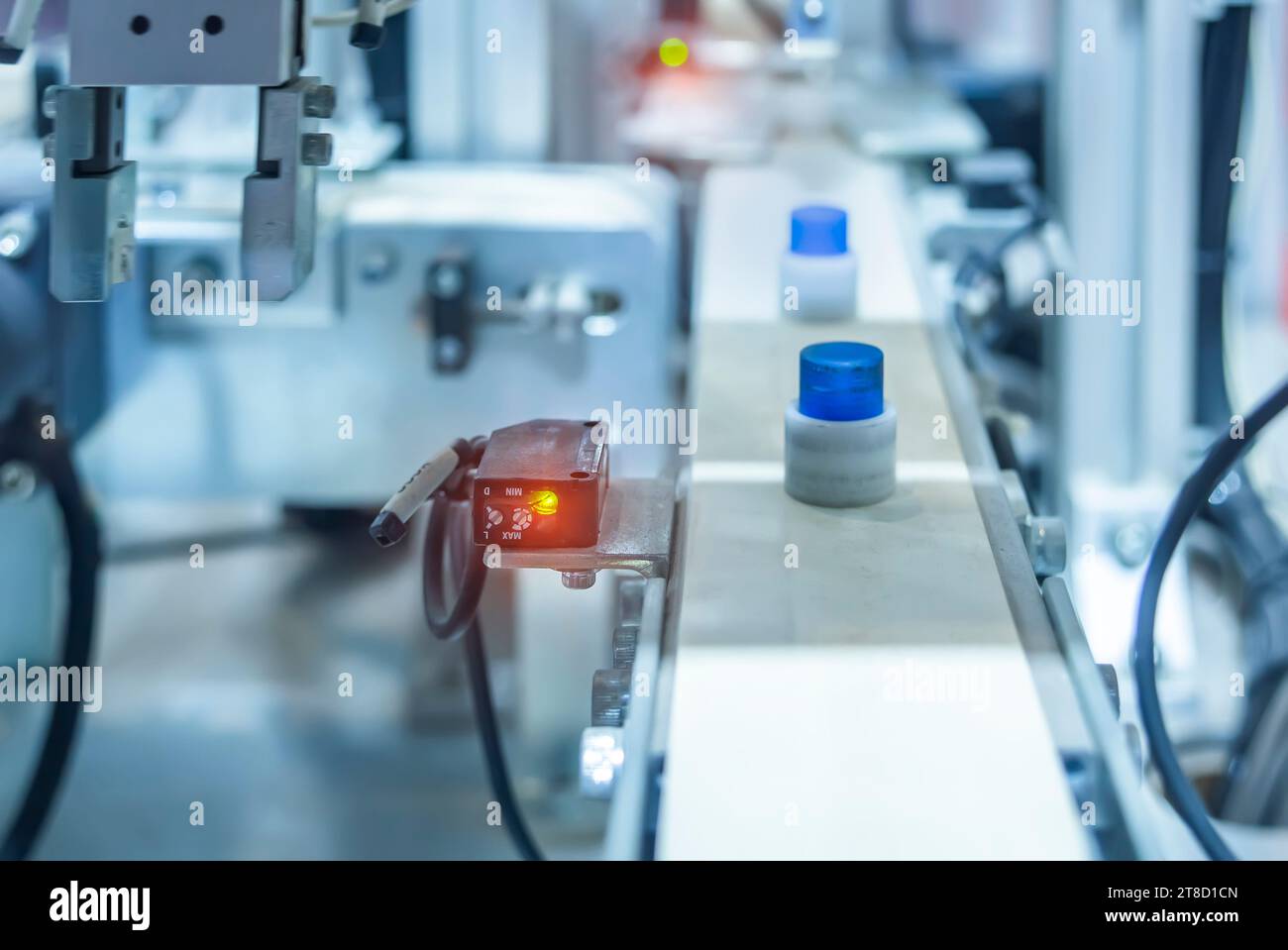 trasduttore sul robot industriale della macchina nella linea di assemblaggio in fabbrica. Concetto Smart Factory Industry 4,0. Foto Stock