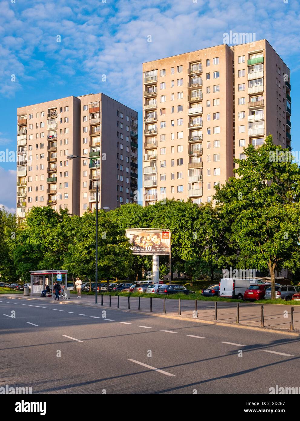 Varsavia, Polonia - 28 maggio 2021: Grandi edifici residenziali comunisti a Gandhi, Cynamonowa e Szolc Rogozinskiego nel quartiere Natolin di Ursynow Foto Stock