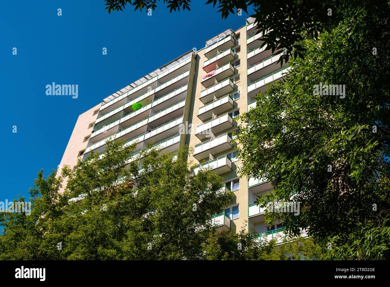 Varsavia, Polonia - 20 giugno 2021: Edificio residenziale comunista su larga scala con balconi in via Batorego nel quartiere Mokotow di Varsavia Foto Stock