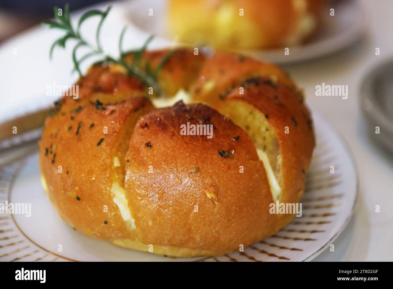 Primo piano dell'appetitoso panino all'aglio con formaggio cremoso Foto Stock