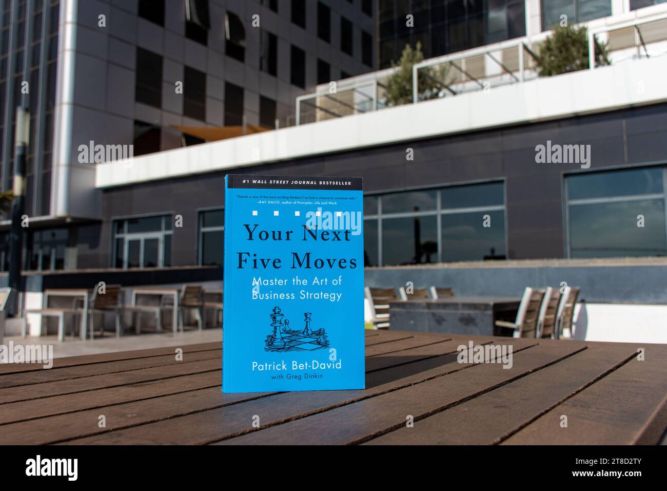 Primo piano del libro Your Next Five Moves di Patrick Bet-David su un tavolo di legno. Foto Stock