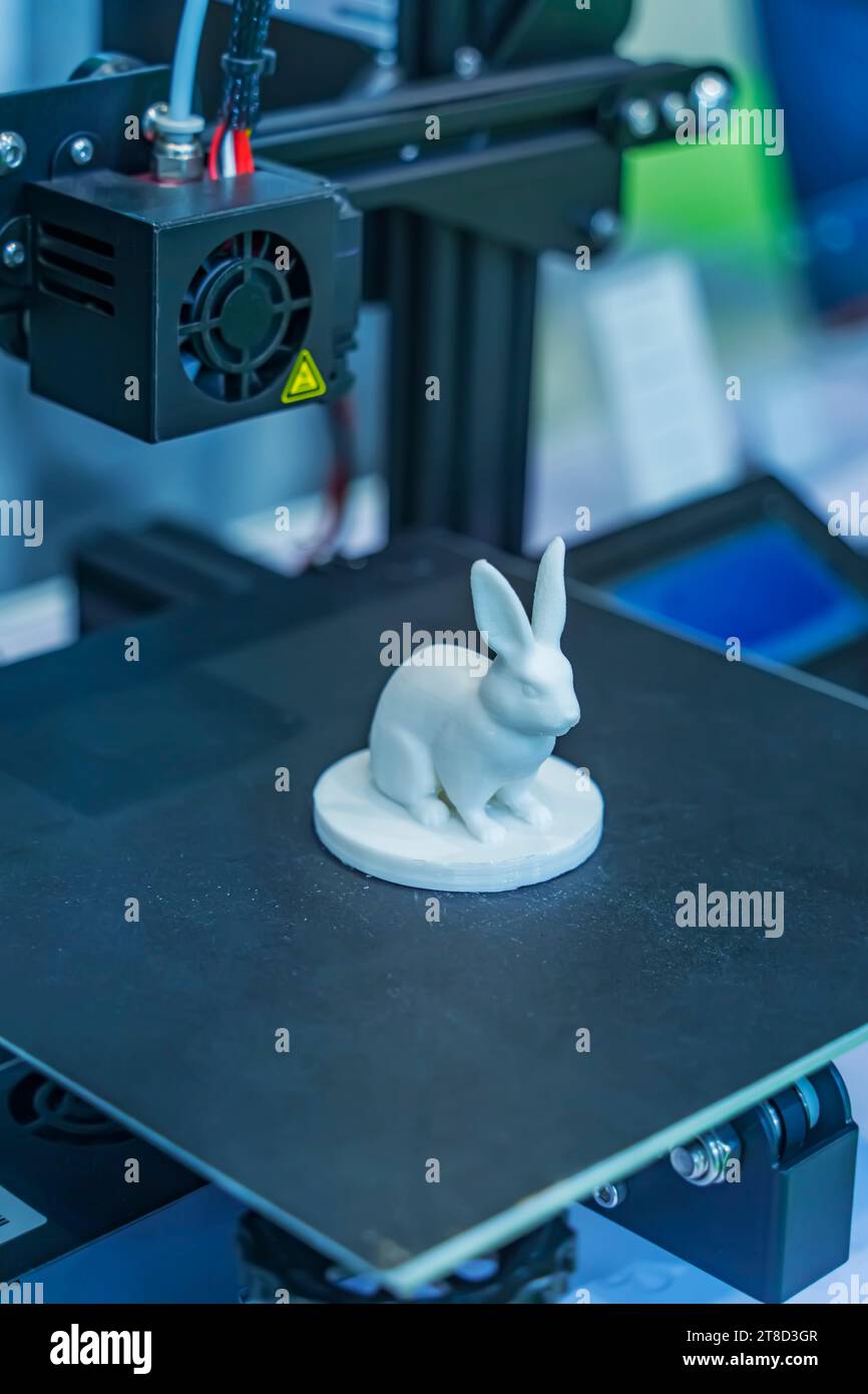 primo piano della stampante 3d stampato oggetto di primo piano del coniglio. Tecnologia additiva moderna e progressiva 4,0 rivoluzione industriale Foto Stock