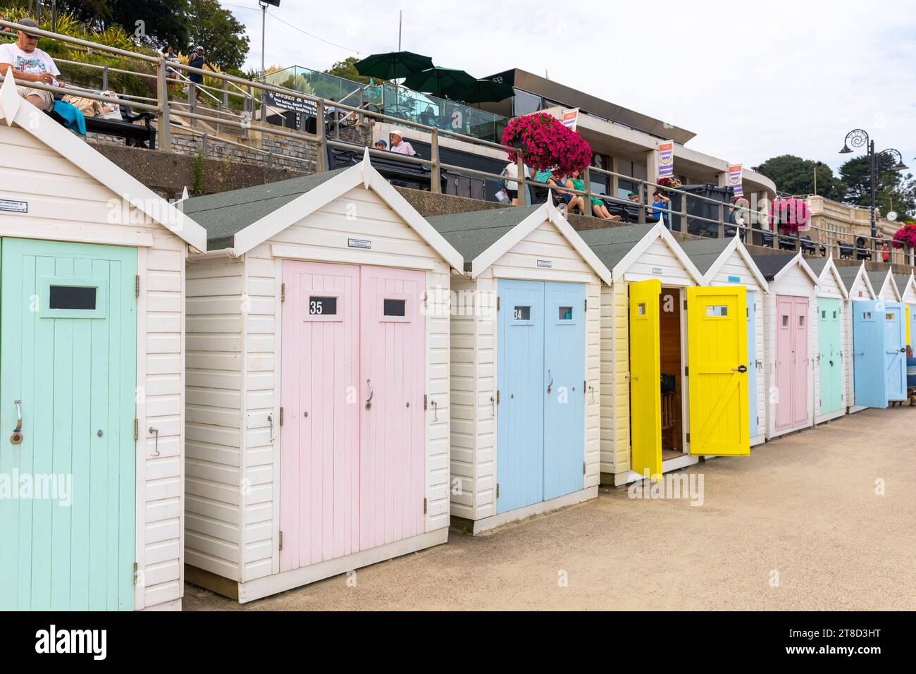 Capanne color pastello sulla spiaggia di Lyme Regis Promenade, Dorset, Inghilterra, Regno Unito, 2023 Foto Stock