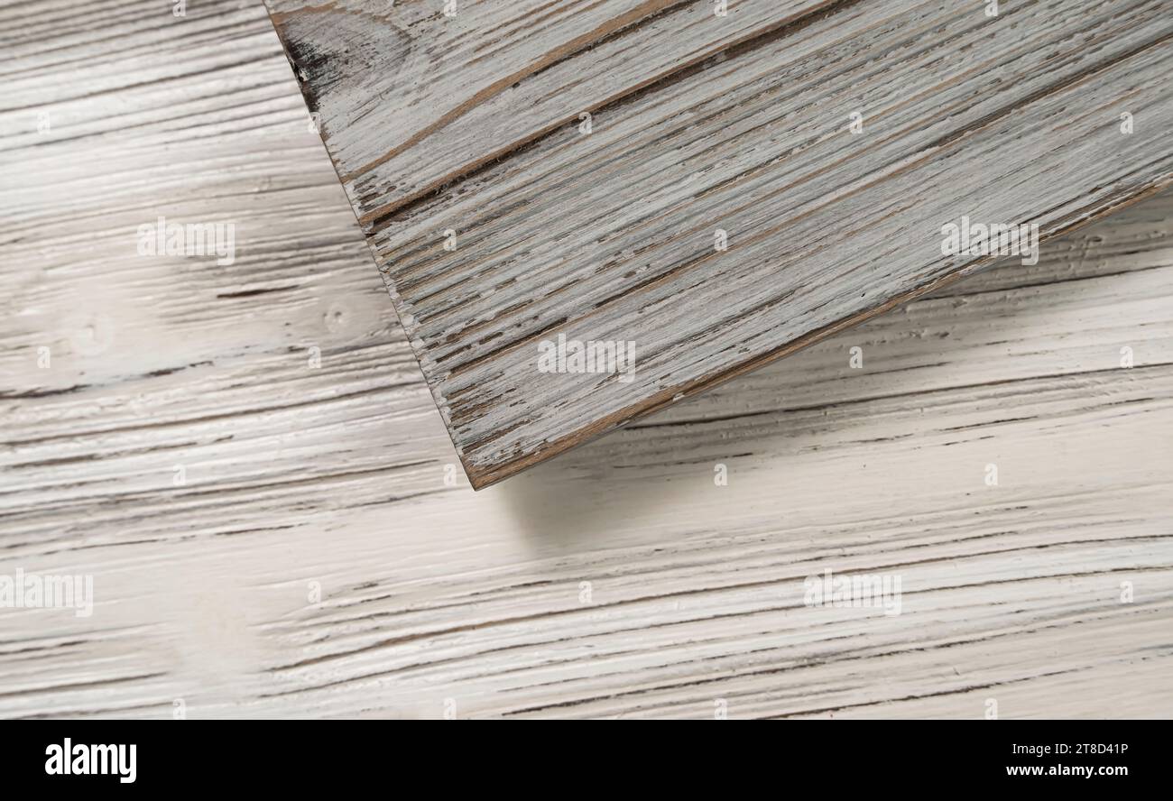 Stack di vari pannelli di legno per campioni di costruzione. Foto Stock
