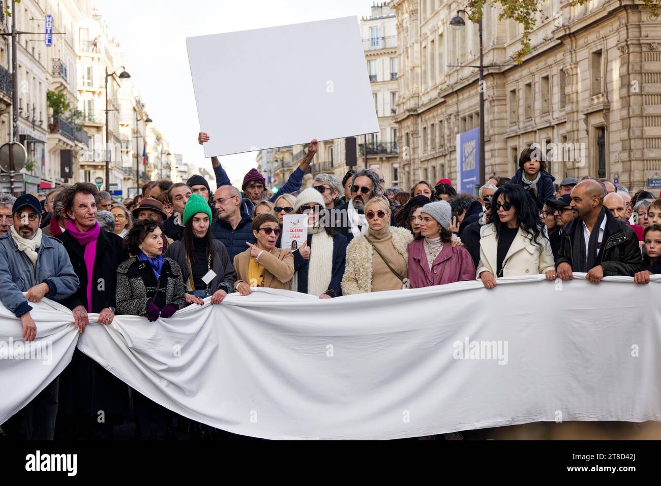 Parigi, Francia. 19 novembre 2023. Jack Lang, Monique Lang, Lubna Azabal, Ariane Ascaride, Isabelle Adjani, Emmanuelle Beart, Yael Naim, Yamina Benguigui e Dominique Sopo partecipano alla marcia silenziosa, unita, umanitaria e pacifista per la pace in Medio Oriente su invito di un collettivo di 500 personalità culturali domenica 19 novembre 2023 a Parigi, in Francia. Crediti: Bernard Menigault/Alamy Live News Foto Stock