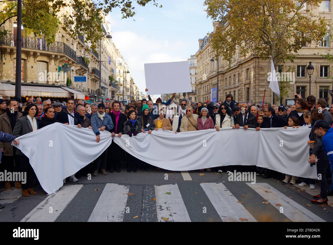 Parigi, Francia. 19 novembre 2023. Rima Abdul-Malak, Jack Lang, Monique Lang, Lubna Azabal, Ariane Ascaride, Isabelle Adjani, Frederic Chaudier, Emmanuelle Beart, Yael Naim, Yamina Benguigui e Dominique Sopo partecipano alla marcia silenziosa, unita, umanitaria e pacifista per la pace in Medio Oriente su invito di un collettivo di 500 personalità culturali domenica 19 novembre 2023 a Parigi, in Francia. Crediti: Bernard Menigault/Alamy Live News Foto Stock
