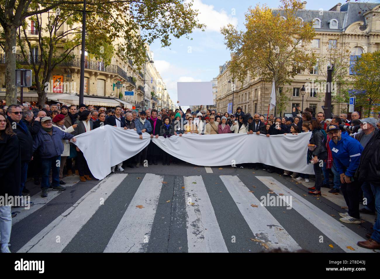 Parigi, Francia. 19 novembre 2023. Rima Abdul-Malak, Jack Lang, Monique Lang, Lubna Azabal, Ariane Ascaride, Isabelle Adjani, Frederic Chaudier, Emmanuelle Beart, Yael Naim, Yamina Benguigui e Dominique Sopo partecipano alla marcia silenziosa, unita, umanitaria e pacifista per la pace in Medio Oriente su invito di un collettivo di 500 personalità culturali domenica 19 novembre 2023 a Parigi, in Francia. Crediti: Bernard Menigault/Alamy Live News Foto Stock