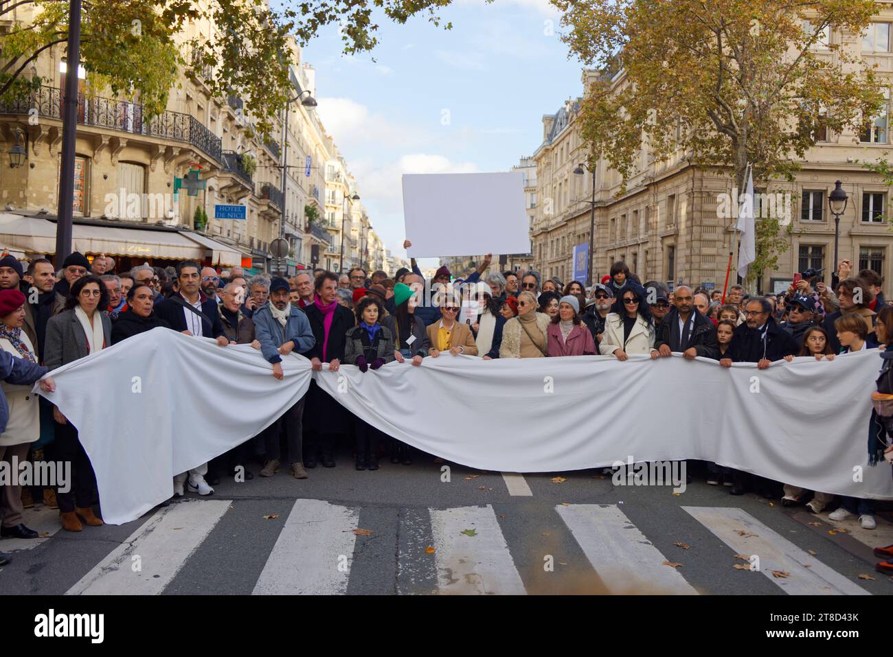 Parigi, Francia. 19 novembre 2023. Rima Abdul-Malak, Jack Lang, Monique Lang, Lubna Azabal, Ariane Ascaride, Isabelle Adjani, Frederic Chaudier, Emmanuelle Beart, Yael Naim, Yamina Benguigui e Dominique Sopo partecipano alla marcia silenziosa, unita, umanitaria e pacifista per la pace in Medio Oriente su invito di un collettivo di 500 personalità culturali domenica 19 novembre 2023 a Parigi, in Francia. Crediti: Bernard Menigault/Alamy Live News Foto Stock