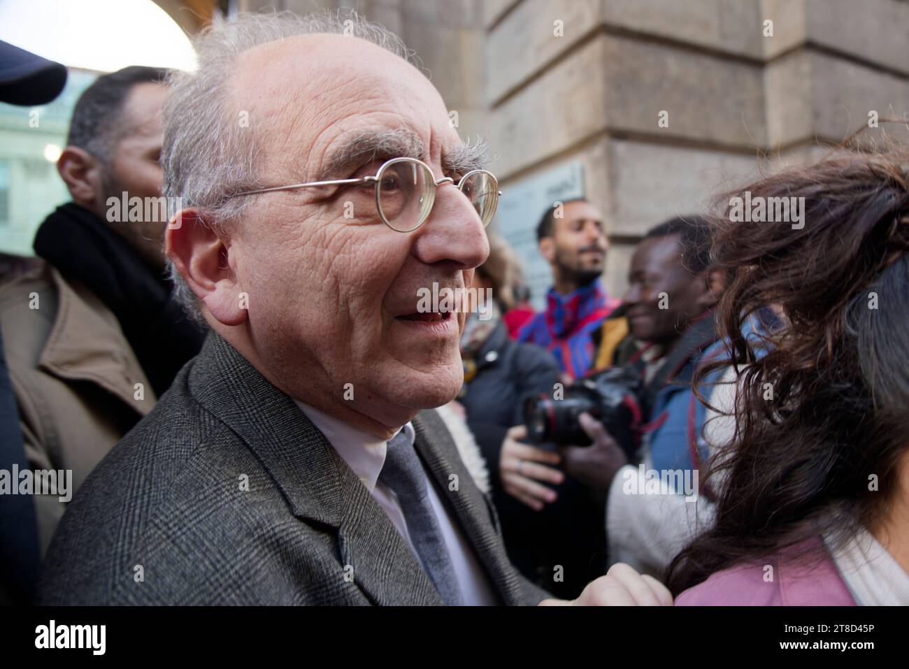 Parigi, Francia. 19 novembre 2023. marcia silenziosa, unita, umanitaria e pacifista per la pace in Medio Oriente su invito di un collettivo di 500 personalità culturali domenica 19 novembre 2023 a Parigi, in Francia. Crediti: Bernard Menigault/Alamy Live News Foto Stock