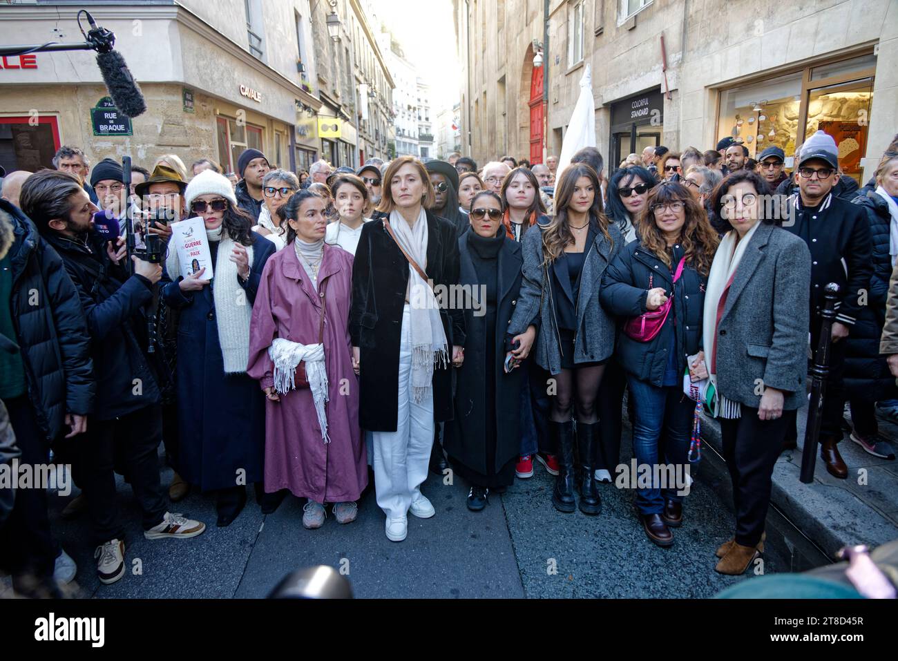 Parigi, Francia. 19 novembre 2023. Isabelle Adjani, Yael Naim, Julie Gayet, Yamina Benguigui, Elsa Wolinski e Rima Abdul-Malak partecipano alla marcia silenziosa, unita, umanitaria e pacifista per la pace in Medio Oriente su invito di un collettivo di 500 personalità culturali domenica 19 novembre 2023 a Parigi, in Francia. Crediti: Bernard Menigault/Alamy Live News Foto Stock