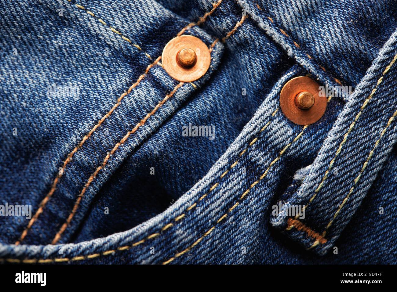 Primo piano sui dettagli dei nuovi jeans 501 DI LEVI. Bottoni, cuciture e tasche in primo piano. Modello classico di jeans. LEVI'S è un marchio di Levi Strauss e. Foto Stock